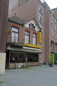 904372 Gezicht op het gesloten Chinees-Indische restaurant Azië (Slotlaan 2) te Zeist.